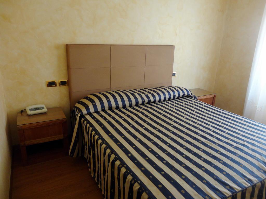 Hotel De Paris Terni Buitenkant foto